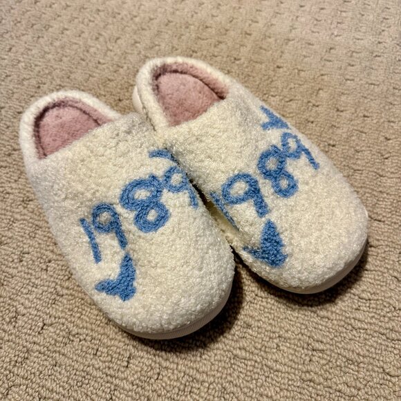 New Taylor Swift 1989 Blue Cream Slippers Size 8-9 - Picture 1 of 2